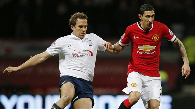 Angel Di Maria (vprao) z Manchesteru United kontroluje m ped Kevinem Daviesem z Prestonu.