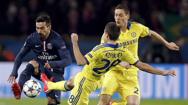 Ezechiel Lavezzi (v tmavm) z Paris St Germain pod tlakem Cesara Azpilicuety z Chelsea.