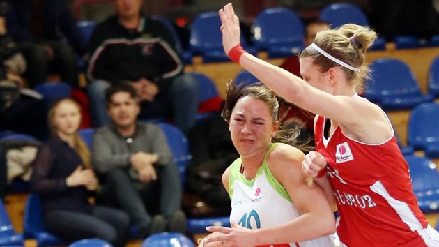 Barbora Kašpárková (vlevo) z IMOS Brno uniká ke koši Kayserisporu.