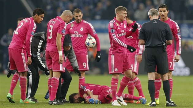 TO BYL FAUL! Daniel Carvajal z Realu Madrid le na trvnku a jeho spoluhri Toni Kroos a Cristiano Ronaldo (vcela vpravo) vysvtuj rozhodmu Martinu Atkinsonovi, jak celou situaci vidli oni.