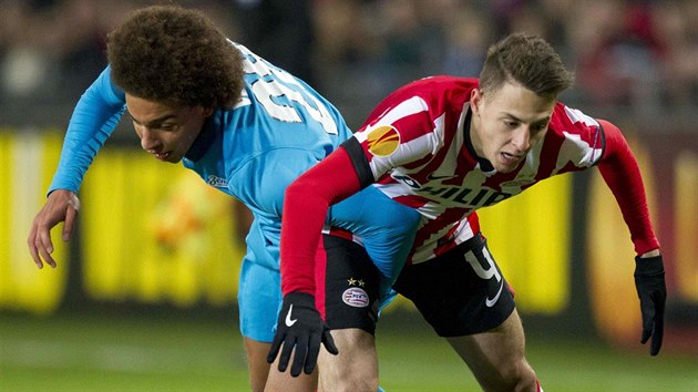 Santiago Arias (vpravo) z PSV Eindhoven v souboji s Axelem Witselem ze Zenitu Petrohrad.