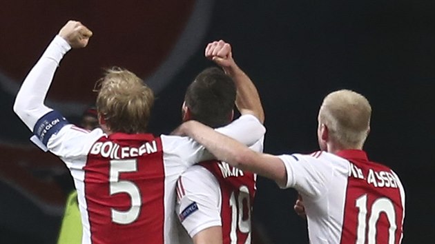 Nicolai Boilesen, Arkadiusz Milik a Davy Klaassen (zleva) z Ajaxu Amsterdam se...