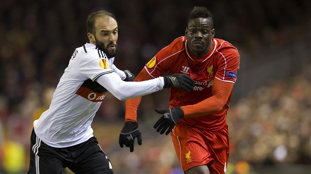 Mario Balotelli (vpravo) z Liverpoolu unik Serdaru Kurtulusovi z Besiktase.