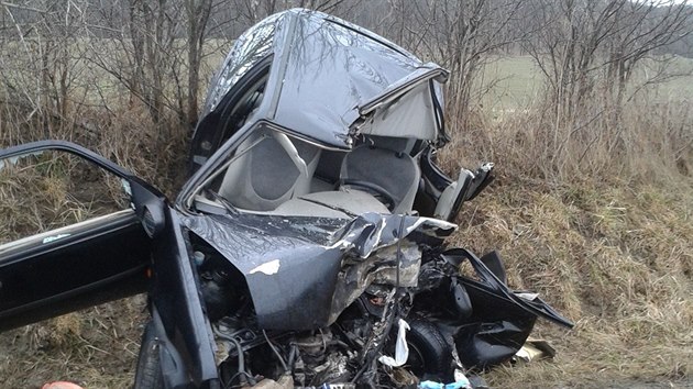 Mezi Hradcem Krlov a Vysokou nad Labem se eln stetly vozy Hyundai a Ford Fiesta, jeho sedmadvacetilet idi na mst zemel. Ford skonil v behu (10.2.2015).