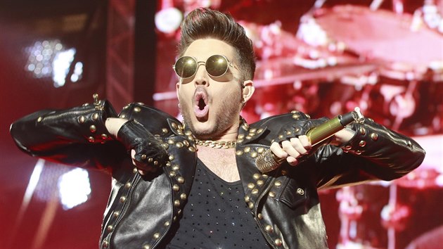 Zpěvák Adam Lambert na koncertě, který Queen odehráli 17. února 2015 v pražské O2 aréně.