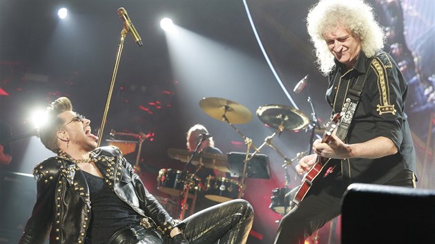 Zpěvák Adam Lambert a kytarista Brian May na koncertě, který Queen odehráli 17. února 2015 v pražské O2 aréně.