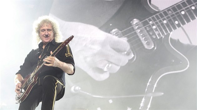 Kytarista Brian May na koncertě, který Queen odehráli 17. února 2015 v pražské O2 aréně.