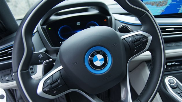 BMW i8 a Tesla Model S