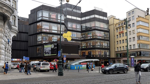 Obchodní dům Kotva na náměstí Republiky v Praze přivítal první zákazníky 10. února 1975.
