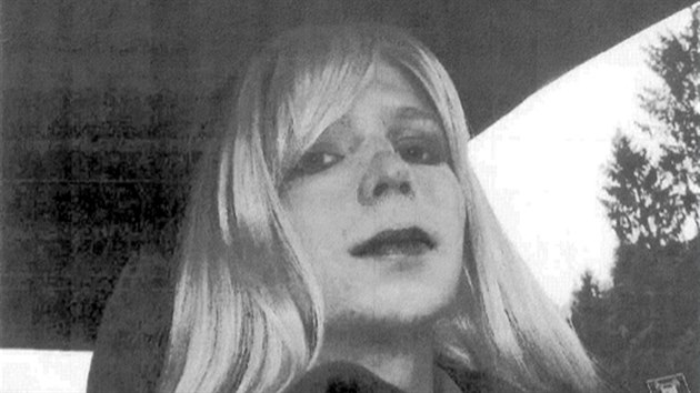 Na nedatovanm snmku pozenm americkou armdou nalen Chelsea Manningov pzuje s parukou.
