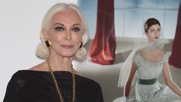 Carmen Dell'Orefice se svoj fotkou z roku 1946 (Londn, 3. z 2014)