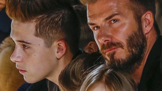 David Beckham, jeho syn Brooklyn a dcera Harper na pehldce Victorie Beckhamov (New York, 15. nora 2015)