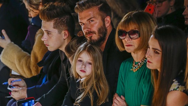 David Beckham s dtmi a éfka Vogue Anna Wintourová na pehlídce Victorie...