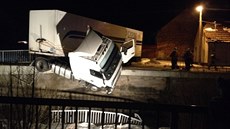 Nehoda kamionu v obci Pitín. (16. únor 2015)