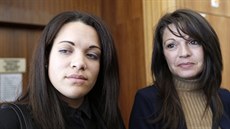 Manon Serranová (vlevo) se svojí matkou Sophií u soudu v Grasse (1. prosince...