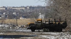 Trosky nákladního automobilu ukrajinské armády nedaleko Debalceve (17. února...