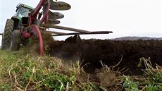 Den s farmá�em, který p�ipravuje pole na zimu a pluh zakusující se do p�dy.