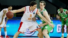 Jií Welsch z Nymburka (vlevo) a Sergej Bykov z Kazan.