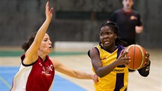 Darina Mi�urová z Nymburka (vlevo) a Corin Adamsová ze Slovanky MB.