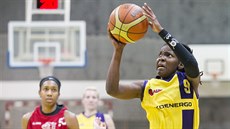 Corin Adamsová ze Slovanky MB p�i st�elb�.