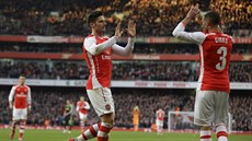 Olivier Giroud (vlevo) a Kieran Gibbs slaví branku Arsenalu.