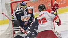 Vítkovický branká� Daniel Dolej� sleduje olomouckého Radka Dlouhého, který...