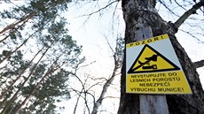 Na munici v Bořím lese upozorňují výstražné cedule.