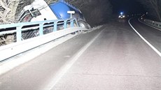 Havárie cisterny mezi Hevlínem a Hrab�ticemi (11. února 2015).