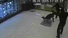 Zlodji bojovali s kluzkou podlahou