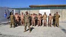 Slavnostní nástup k pedání velení smíené výcvikové letky v afghánském Kábulu