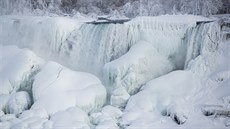 Zamrzlé Niagarské vodopády v Kanad