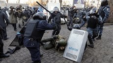 Poádkoví policisté bijí jednoho z ukrajinský demonstrant na Majdanu. (18....