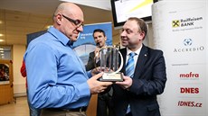 Námstek hejtmana Daniel Havlík (vpravo) pedává ocenní Podnikateli roku...