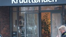 Rozbitá výloha kavárny v Kodani (14. února 2015)