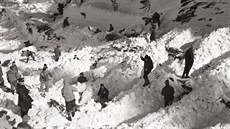 Záchranná akce v oblasti Bialy Jar na polské stran Krkono, kde lavina v 1968...