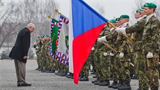 Prezident Milo Zeman se zdraví s vojáky v Hradci Králové (18.2.2015).
