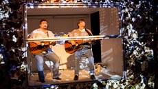Jan Sklená� jako Honza a Jan Vápeník v roli Franti�ka v inscenaci nové hry...