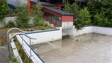 Objekt někdejšího krytého bazénu je už osm let uzavřený.