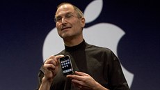 Steve Jobs poprvé veřejnosti ukazuje Apple iPhone. (Mac World 2007)