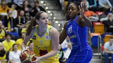 Alena Hanu�ová (vlevo) z USK Praha se sna�í prosadit p�es bránící Nnemkadi...