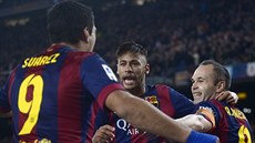 Andres Iniesta (vpravo) z Barcelony se raduje z gólu se spoluhrá�i Neymarem...