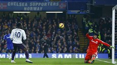 Gólman Petr �ech z Chelsea likviduje �anci Romela Lukaka z Evertonu.