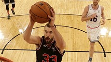 Marc Gasol z týmu Západní konference zakonuje.