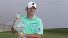Brandt Snedeker s trofejí pro vít�ze turnaje v Pebble Beach.