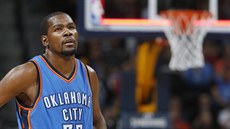 Kevin Durant z Oklahoma City odpoívá bhem utkání s Denverem.