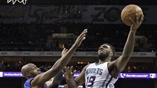 P. J. Hairston (vpravo) z Charlotte se prosazuje pes Anthonyho Tollivera z...