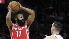 James Harden (v erveném) z Houstonu hledá cestu pes obranný val LA Clippers,...