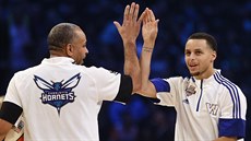 DOBRÁ PRÁCE, SYNU. Stephen Curry (vpravo) pijímá neformální gratulaci od svého...