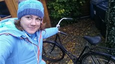 Karolína Erbanová a kolo, na kterém jezdí po nizozemském Heerenveenu.