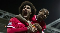 Marouane Fellaini (vlevo) a Ashley Young oslavují gól Manchesteru United.